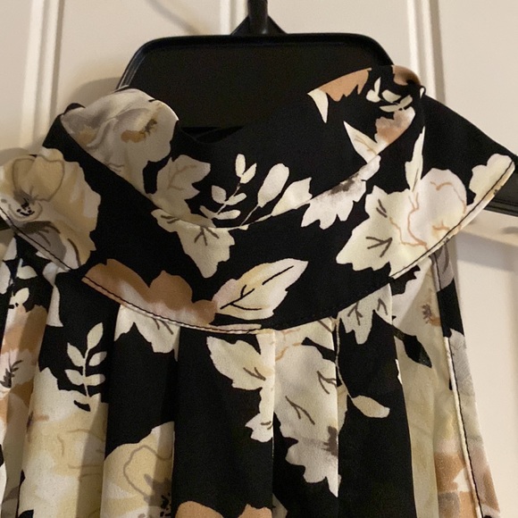 Sleeveless Flowy top with key hole closure L - Picture 3 of 5